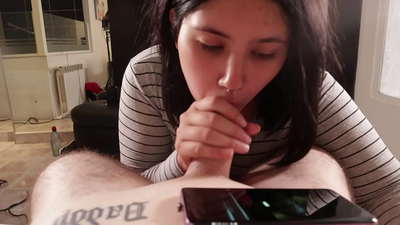 Nire ahizpa zirikatzen dut Disney ikusten duen bitartean [Cum]