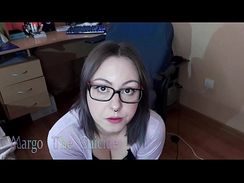 ❤️ Neska sexy betaurrekoekin dildoa zurrupatzen du kameraren aurrean Izorratu bideoa gugan ❤