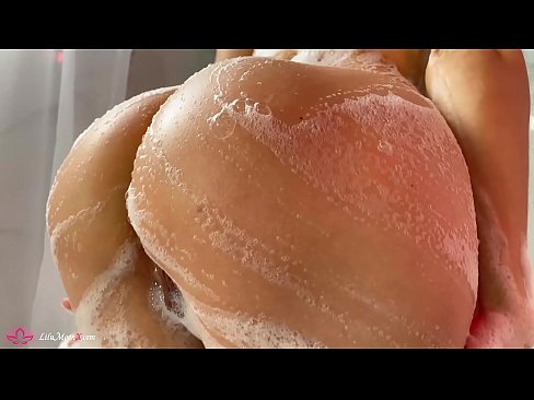 ❤️ Brunette pussy bibragailuarekin masturbatzen du dutxan orgasmo bizia lortzeko Izorratu bideoa gugan ❤