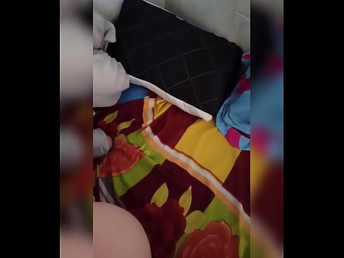 ❤️ Nire gelakidea etxean bakarrik geratzen da, bere senarra oporretara joaten delako eta nik izorratzeko eta ipurdia esnez betetzeko aprobetxatzen dut Izorratu bideoa gugan ❤