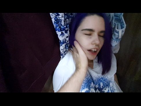 ❤️ Nire ahizpa armairuan aurkitu eta lagundu zion esperma Izorratu bideoa gugan ❤