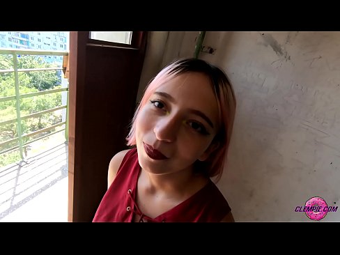❤️ Ikasle sentsuak arrotz bat zurrupatzen du kanpoaldean - Cum On His Face Izorratu bideoa gugan ❤