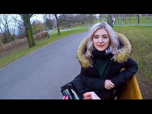 ❤️ Ezezagun baten esperma beroa irensten du diruaren truke - Eva Elfie-k parkean putz egin du Izorratu bideoa gugan ❤